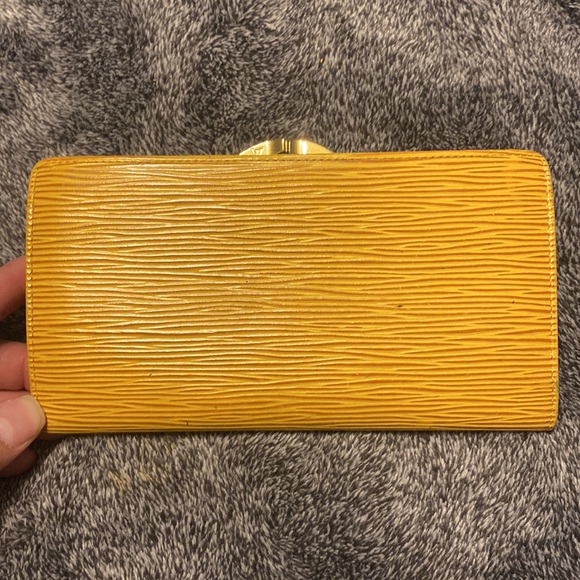 Auth LV Gold Epi Kisslock Wallet MI1002 - Picture 2 of 13
